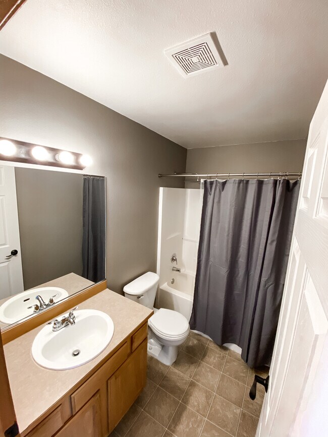 Building Photo - 3210 Meadow Glen Ln