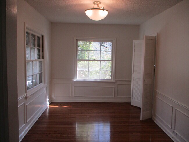 Building Photo - 1002 Tiverton Ave