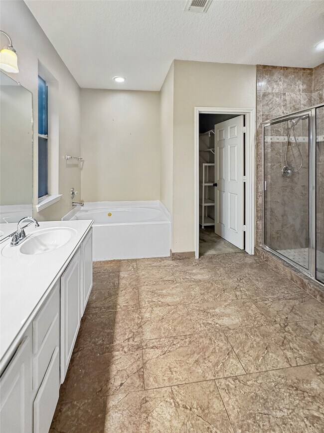 Building Photo - 18707 Woodbreeze Dr