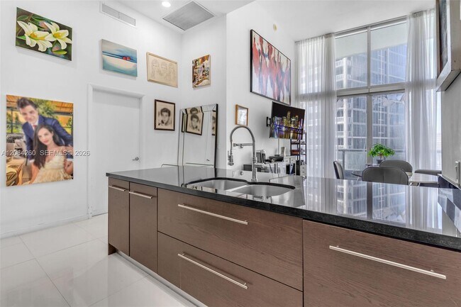 Foto del edificio - 475 Brickell Ave