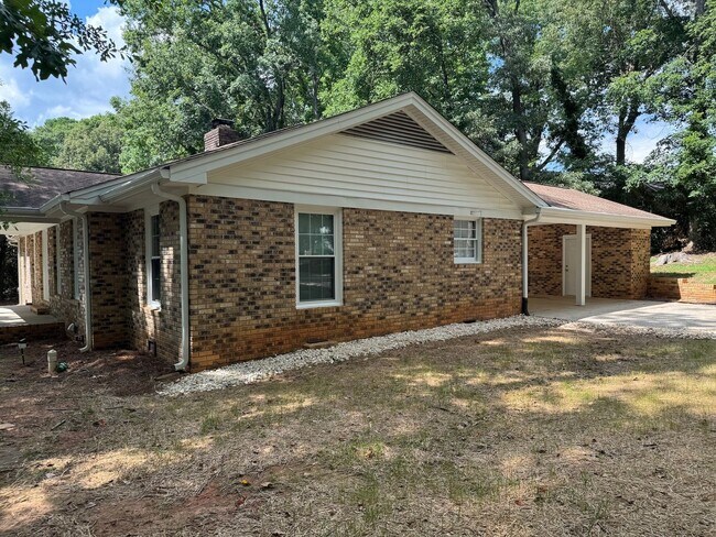 Building Photo - Cute and Spacious Brick Ranch Eastside Hom...