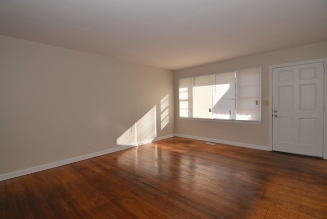 Building Photo - 3 Bedroom House w/ Bonus Room & Fenced Yard