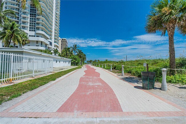 Foto del edificio - 6365 Collins Ave