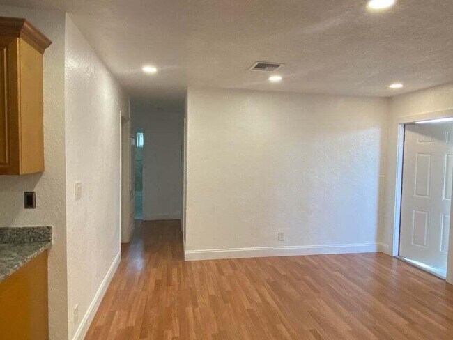 Foto del edificio - 1027 Beech Rd