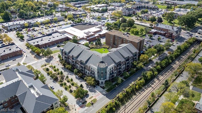 Foto del edificio - 16800 Van Aken Blvd