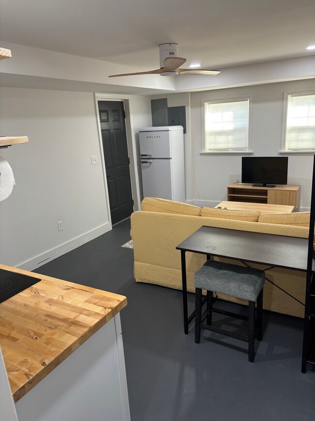 Foto del edificio - 608 Glenpark Dr