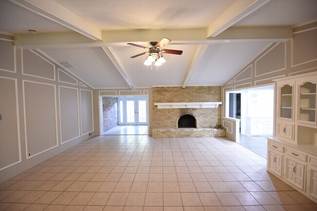 Building Photo - Remodeled Unit ready for rent!