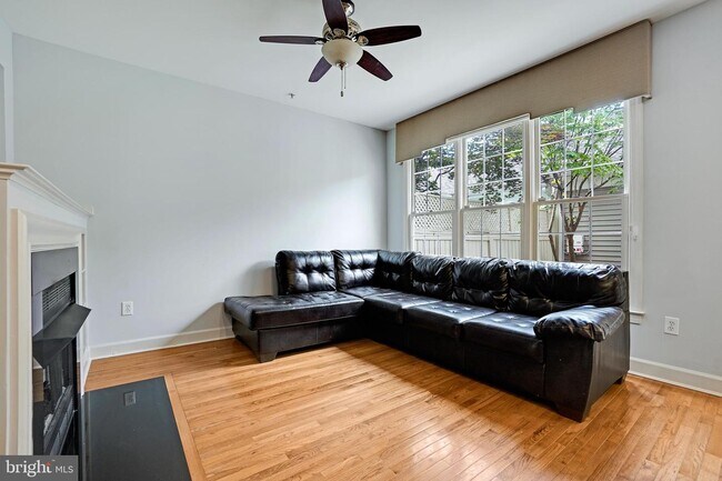 Foto del edificio - 1022 Crestfield Dr