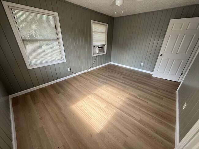 Foto del edificio - Mulberry- 2/1 Duplex, Immediate Move-In
