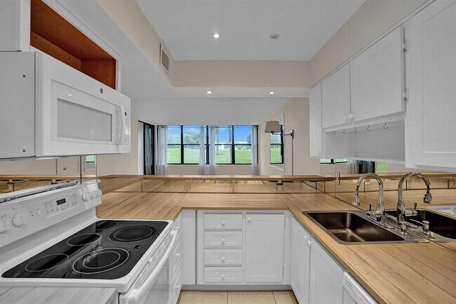Foto del edificio - 16300 Golf Club Rd