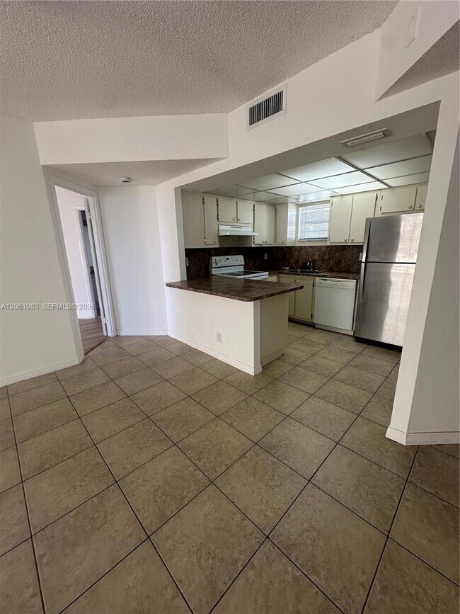 Foto del edificio - 8290 Lake Dr