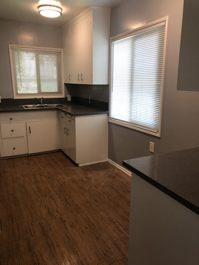 Building Photo - 819 Flora Dr