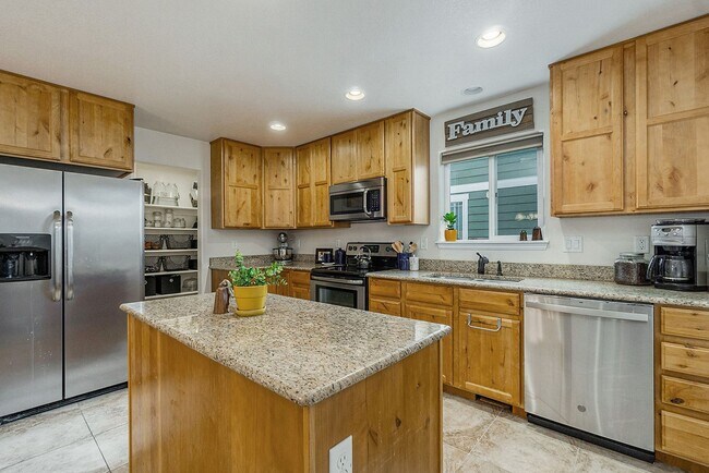 Foto del edificio - Gorgeous 6 Bedroom/3.5 Bathroom Home!