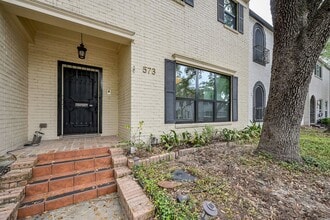 Building Photo - 573 N Post Oak Ln