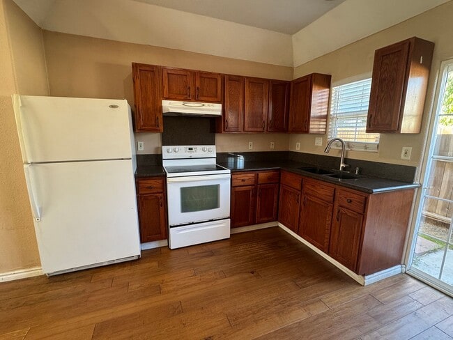 Foto del edificio - Newly Redone Charming 2 Bedroom!