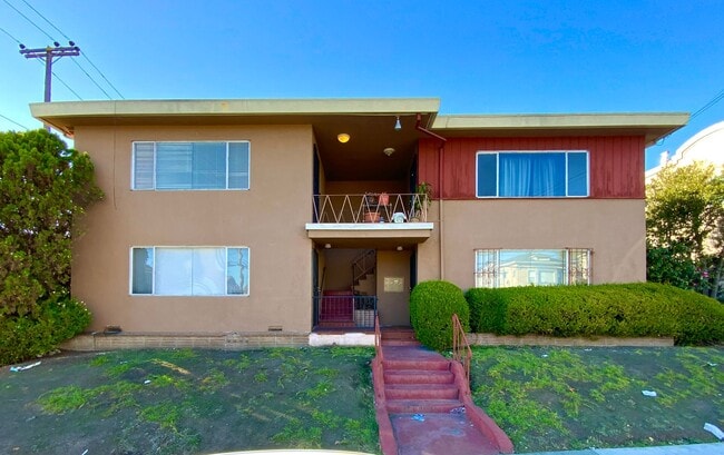 Building Photo - RENOVATED Unit, w/ HARDWOOD Floors! Spacio...