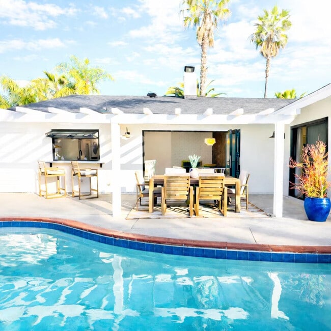 Building Photo - 4866 Hillside Dr