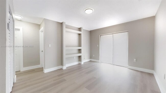 Building Photo - 329 SW 9th Ave