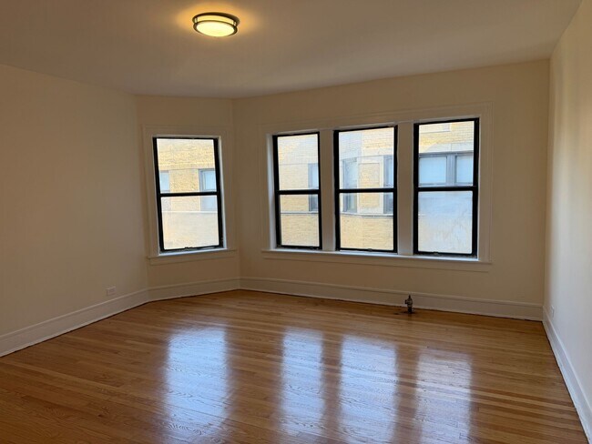Foto del edificio - 7351 N Damen Ave