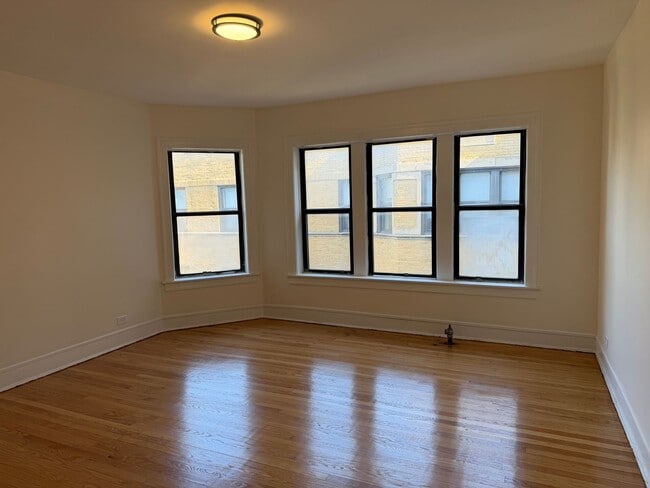 Building Photo - 7351 N Damen Ave