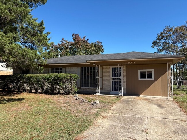 Building Photo - Gorgeous 4 bedroom/1.5 bath house with Cen...