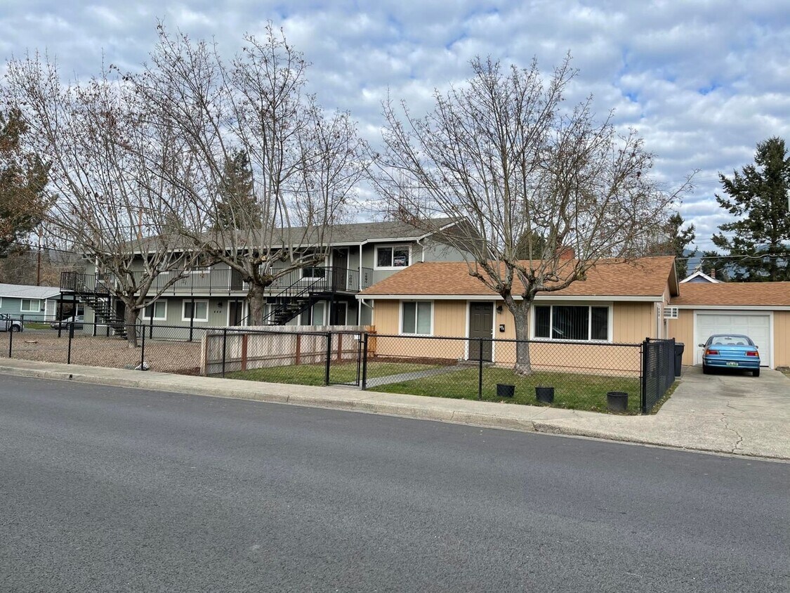 Primary Photo - 416-444 NW D St