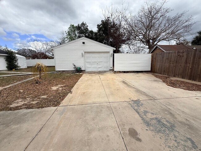 Foto del edificio - Large and Spacious 2/2 on near half acre NO HOA!