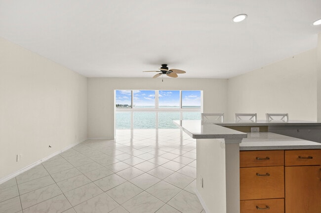 Building Photo - 400 Wilma Cir