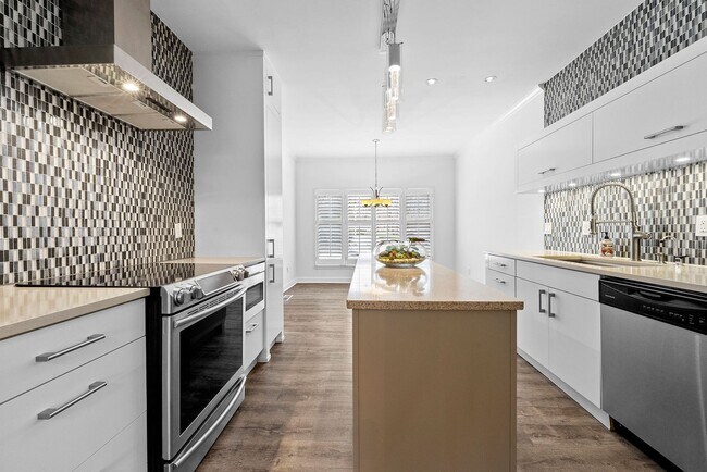 Foto del edificio - Rare Luxury 3-Story Townhome in Walton School District – Dual Kitchens, Double Decks & More!