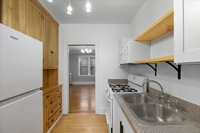Building Photo - Large One Bedroom in Andersonville
