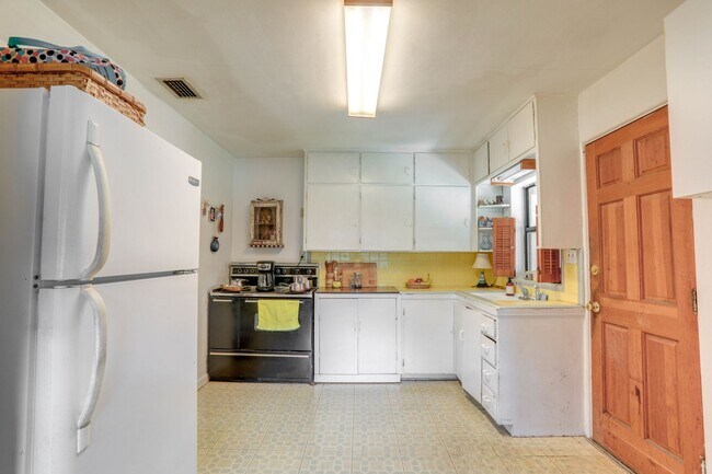 Building Photo - 913 Essex Pl
