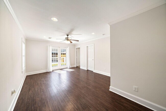Building Photo - 1327 Idylwild St