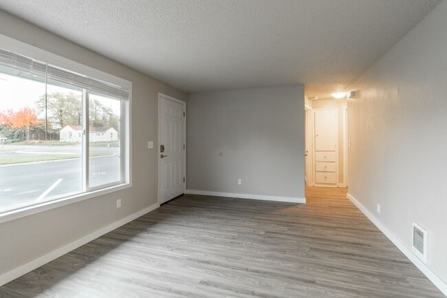Building Photo - ** RENT CREDIT MOVE IN SPECIAL **Beautiful...