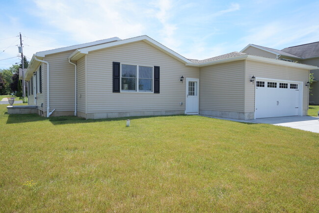 Building Photo - 1551 Center Rd