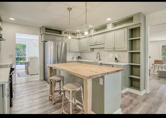 Foto del edificio - 4350 Waterview Cir