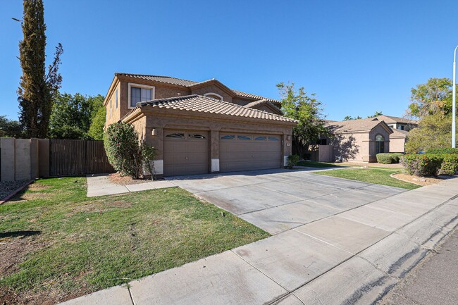 Building Photo - INCREDIBLE 5-BEDROOM 3 BATH, ALMOST 4000 S...