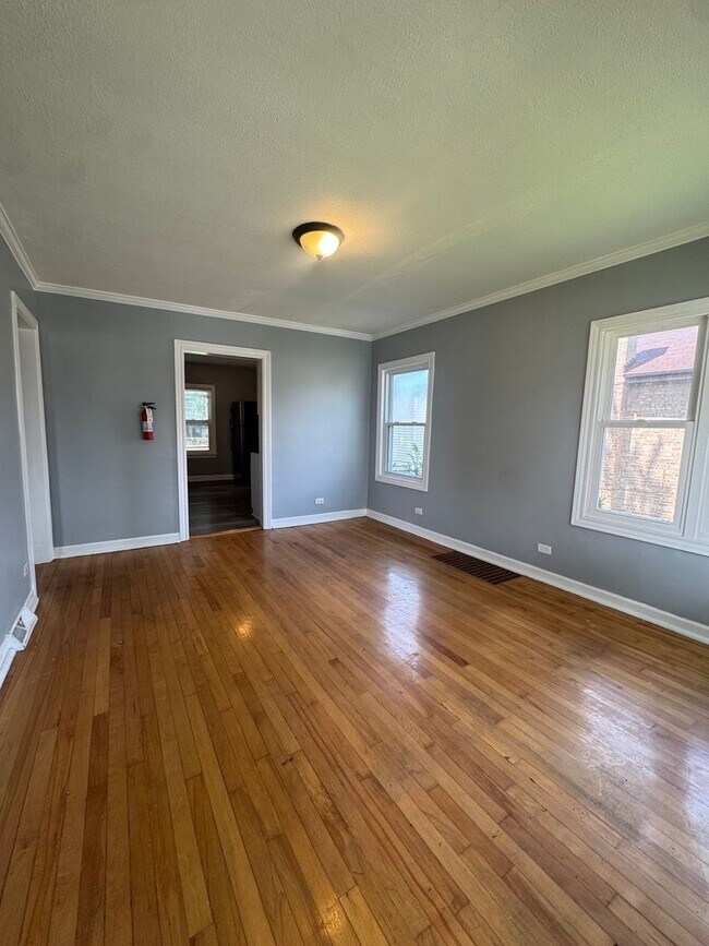 Foto del edificio - 2 Bedroom 1 Bathroom house in Calumet Park...