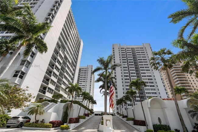 Building Photo - 1904 S Ocean Dr