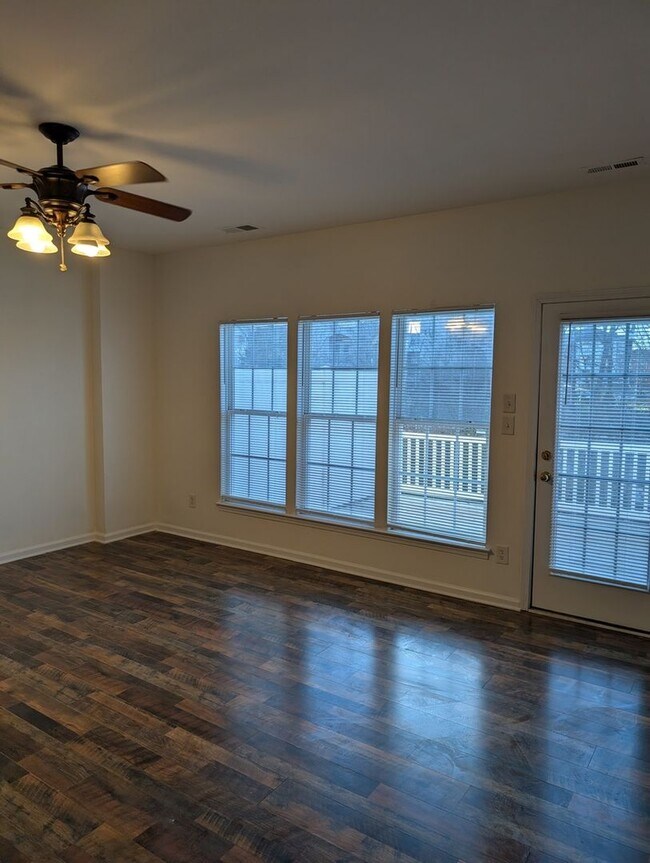 Building Photo - Spacious 4BR 3.5 Townhome in  University A...