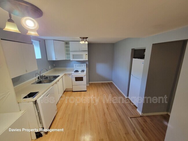 Photo du bâtiment - 9620-9675 75 Street NW