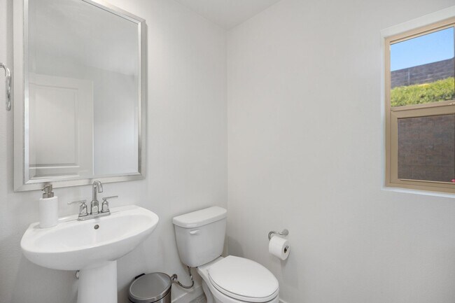 Building Photo - Newly Built Home!