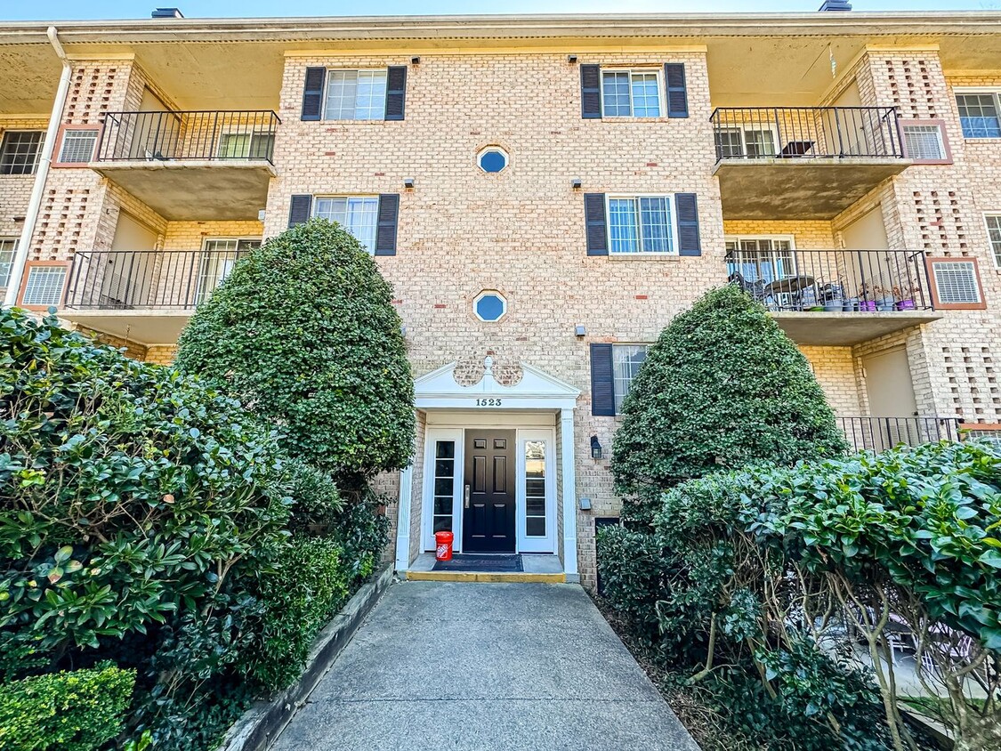 Foto principal - Sun-filled 1 Bed 1 Bath Condo In Scenic Ri...