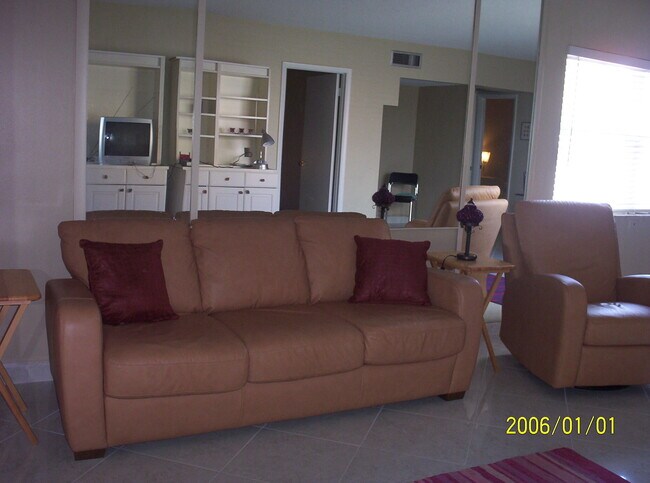 Foto del edificio - 320 S Surf Rd