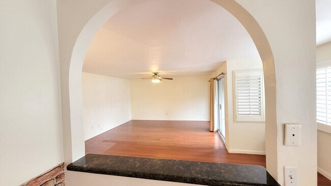 Foto del edificio - 3 bd/2 ba Townhouse close to USD.