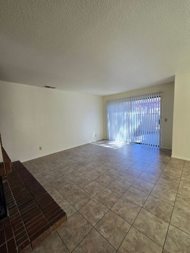 Building Photo - An Amazing Henderson 3 Bedroom Townhome!!