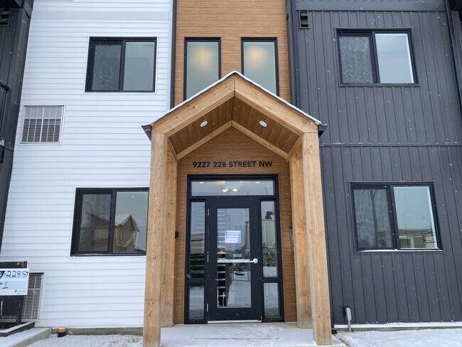 Photo du bâtiment - 9227-9228 228 St NW