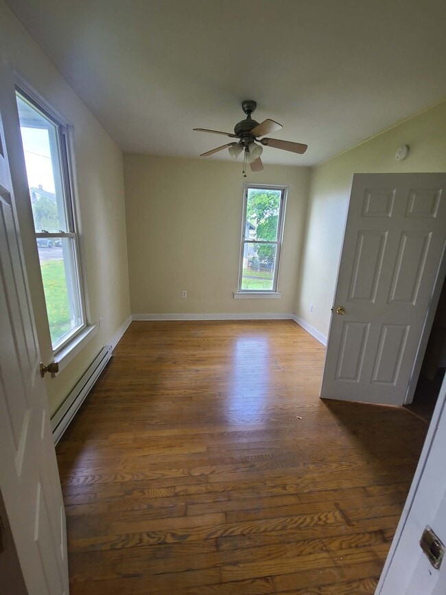 Foto del edificio - 134 E College Ave