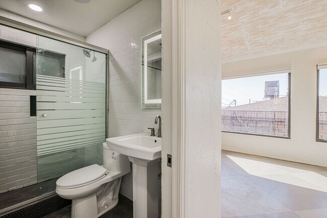 Foto del edificio - Modern One Bedroom Apartment For Rent