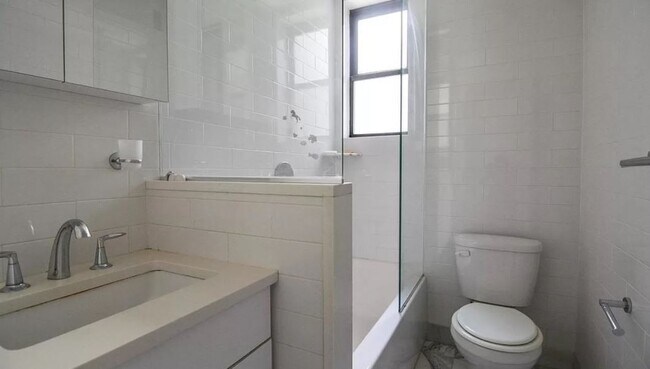 Foto del edificio - 25 W 68th St