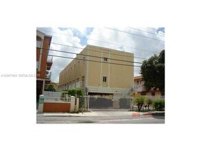 Building Photo - 928 SW 3rd St